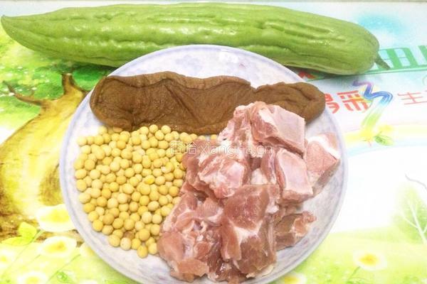 黄豆苦瓜排骨汤的做法图解1