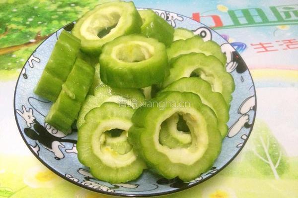 黄豆苦瓜排骨汤的做法图解4