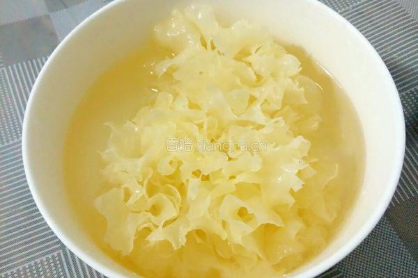 银耳红枣枸杞汤的做法图解2