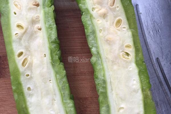 枸杞苦瓜炒蛋的做法图解2