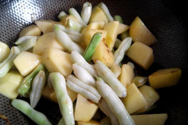 土豆烧豆角的做法图解6