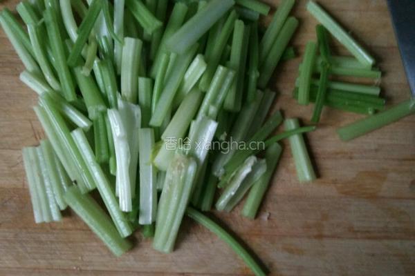 芹菜炒香干的做法图解1
