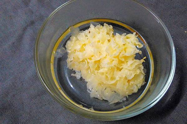 雪梨银耳红枣汤的做法图解2