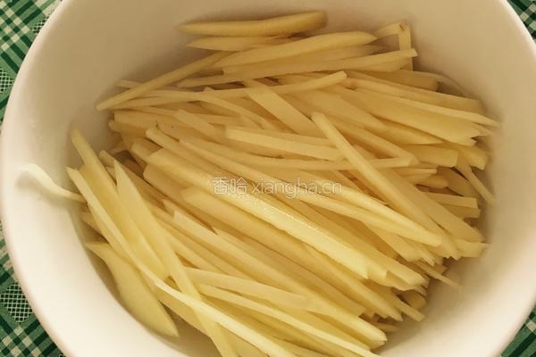酸辣洋葱土豆丝的做法图解3