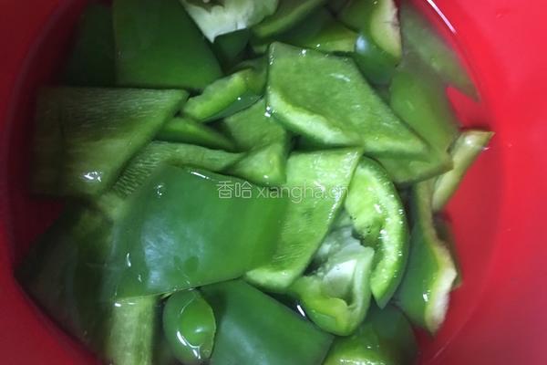 青椒炒肉片的做法图解2