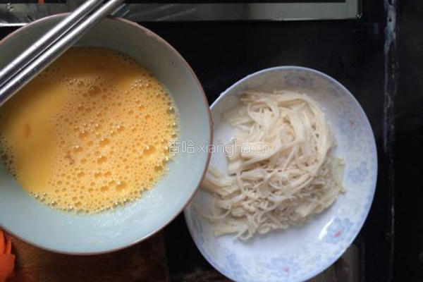 金针菇黄瓜炒鸡蛋的做法图解3