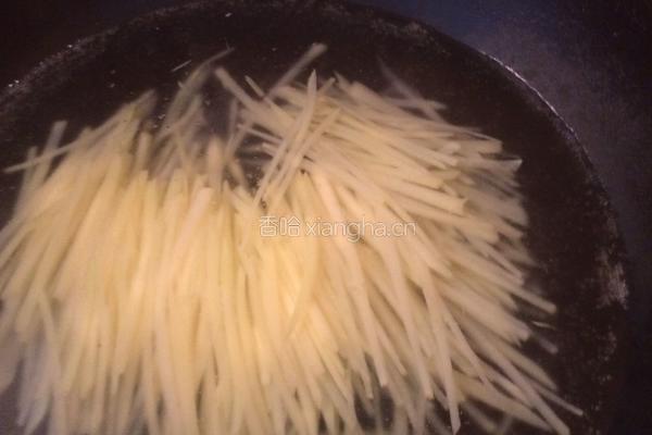 青红椒炒土豆丝的做法图解3