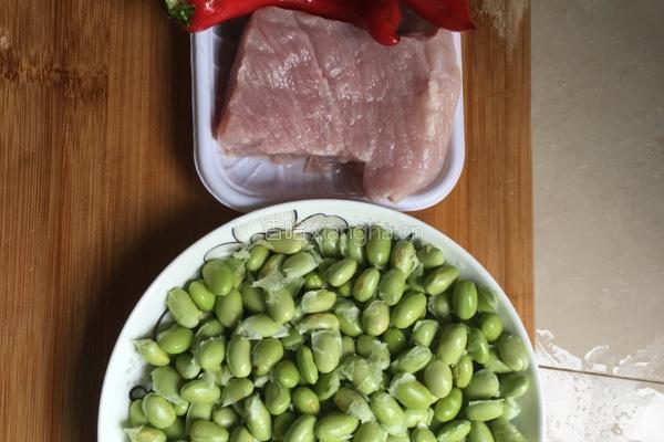 毛豆炒肉的做法图解1