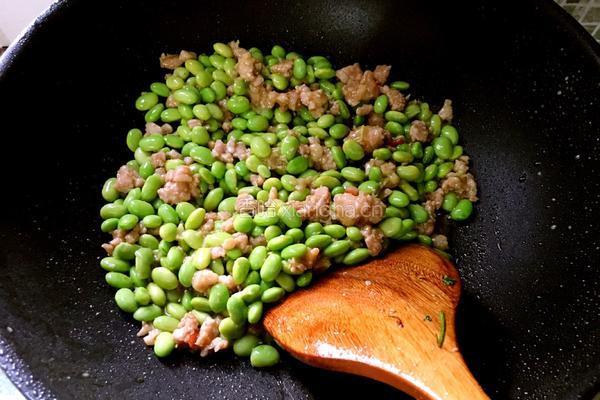 毛豆炒肉的做法图解5