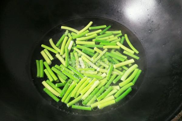 蒜苔的做法图解4