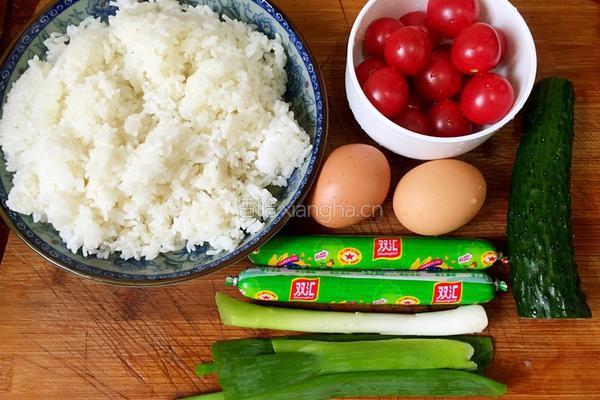 火腿肠鸡蛋炒饭的做法图解1