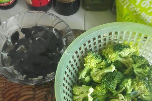 蒜蓉西兰花炒黑木耳的做法图解1