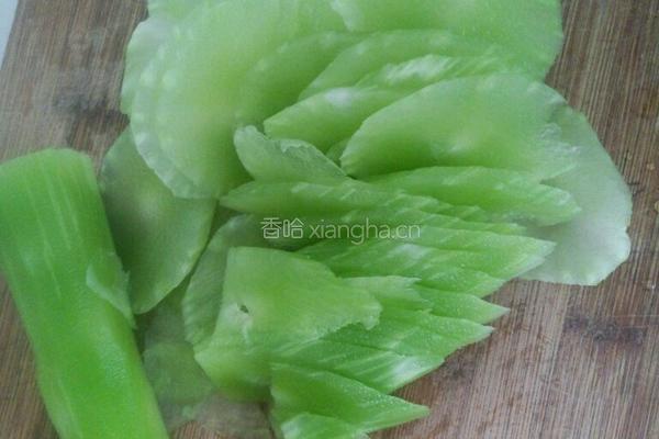 莴笋炒鸡蛋的做法图解1