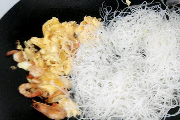 鸡蛋炒米线的做法图解7