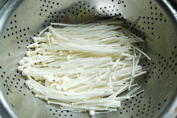 豆腐金针菇汤的做法图解3