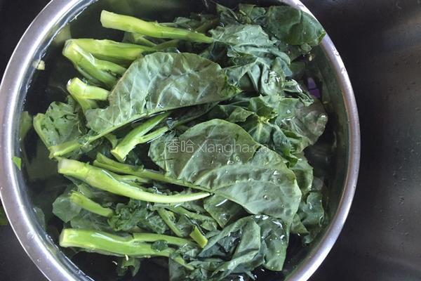 芥兰炒湘西腊肉的做法图解1