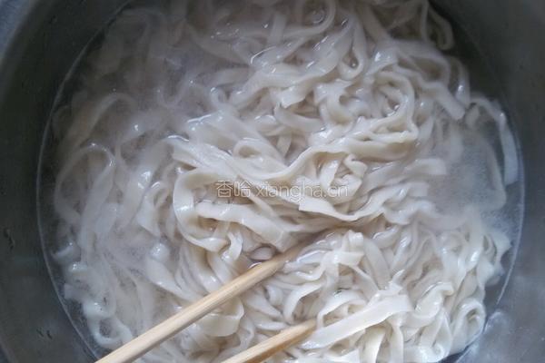 西红柿洋葱炒面的做法图解2
