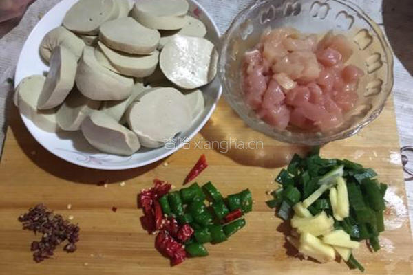 辣炒素鸡肉丁的做法图解1