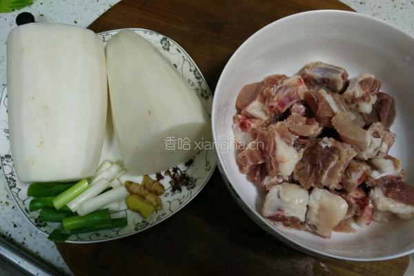 排骨炖萝卜的做法图解1