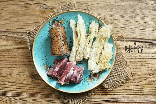 竹荪排骨汤的做法图解1
