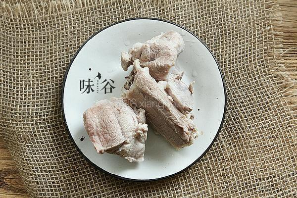 五指毛桃煲猪骨的做法图解2