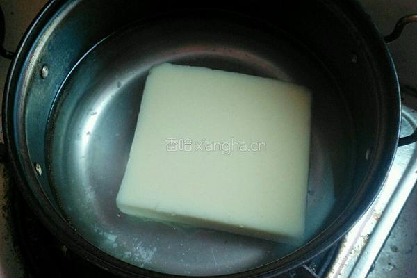凉拌米豆腐的做法图解1