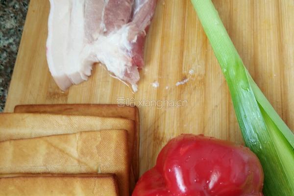 五花肉青蒜炒豆干的做法图解1