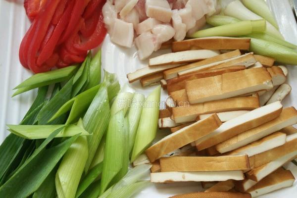 五花肉青蒜炒豆干的做法图解2