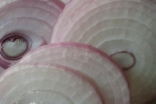 鸡蛋液煎洋葱 肉片的做法图解1