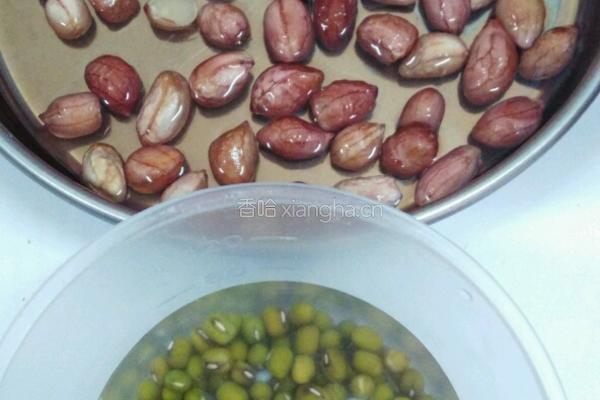 绿豆花生粥的做法图解1