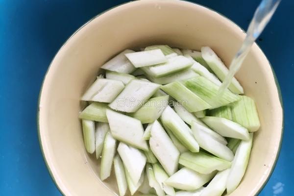 蒜茸炒丝瓜的做法图解5