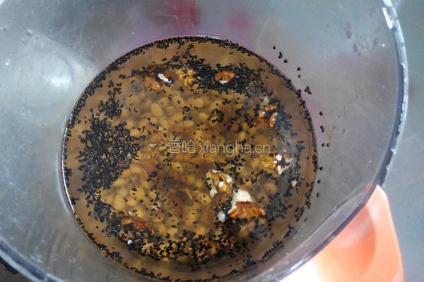 黑芝麻核桃豆浆的做法图解3