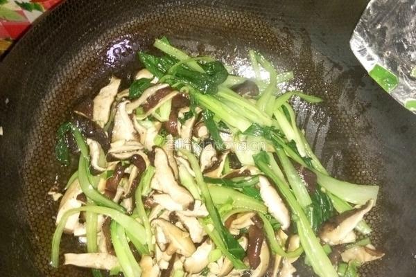 香菇油菜的做法图解4