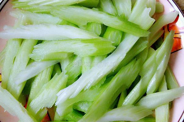 芹菜素炒五香豆干的做法图解1