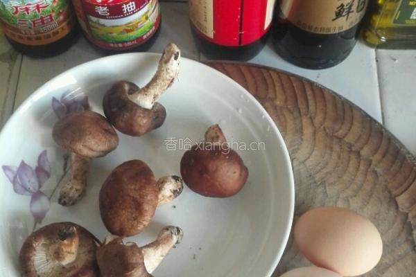 香菇炒鸡蛋的做法图解1