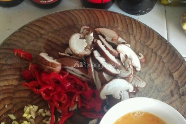 香菇炒鸡蛋的做法图解2
