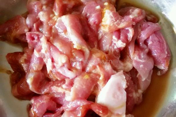 瘦肉炒丝瓜的做法图解1