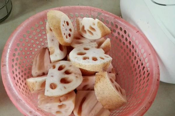 筒子骨炖莲藕的做法图解2