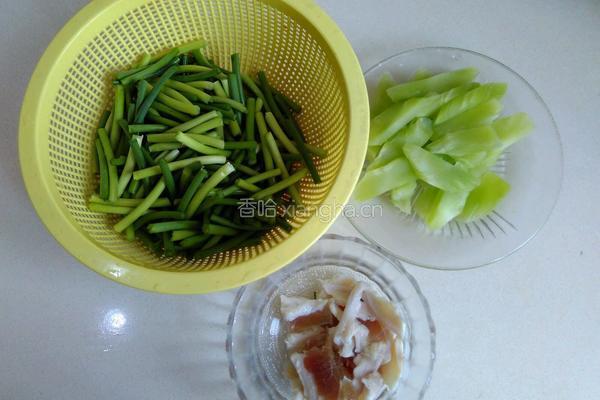 莴苣蒜苗咸肉片的做法图解1