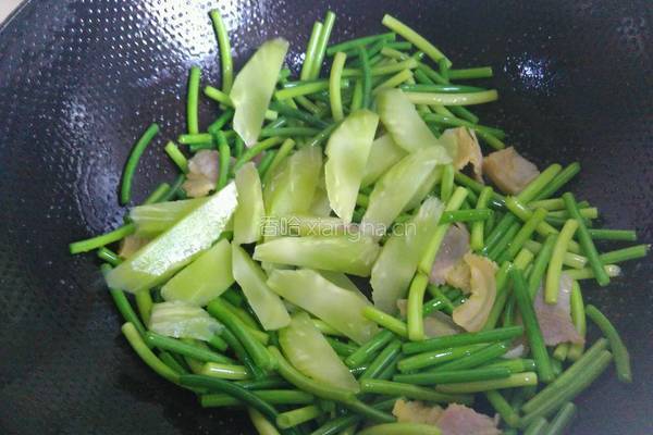 莴苣蒜苗咸肉片的做法图解5