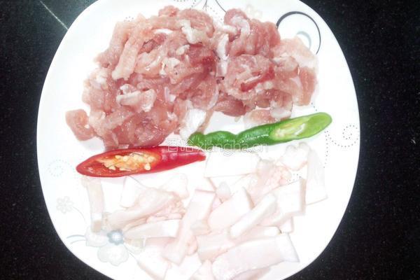 鲜竹笋炒肉丝的做法图解1