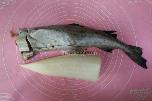 红烧鳕鱼炖白萝卜的做法图解1
