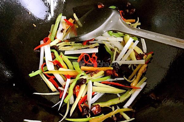 香辣葱姜爆炒嘎巴虾的做法图解5