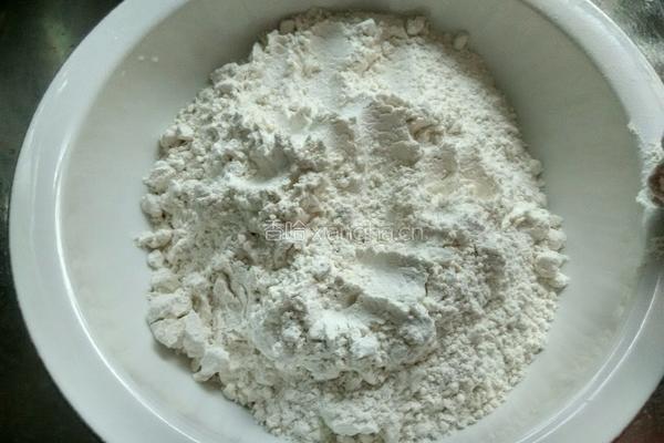 西葫芦鸡蛋虾皮饺子的做法图解1