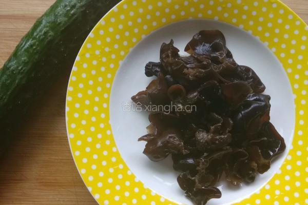 凉拌木耳拍黄瓜的做法图解1