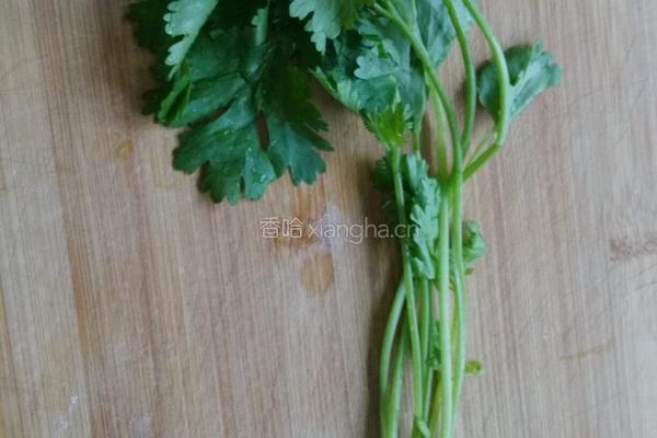 凉拌木耳拍黄瓜的做法图解3