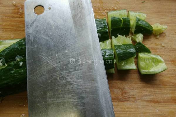凉拌木耳拍黄瓜的做法图解2