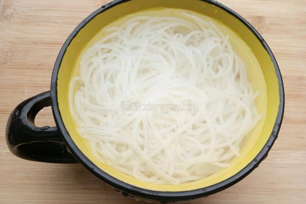 鸡蛋炒粉丝的做法图解1