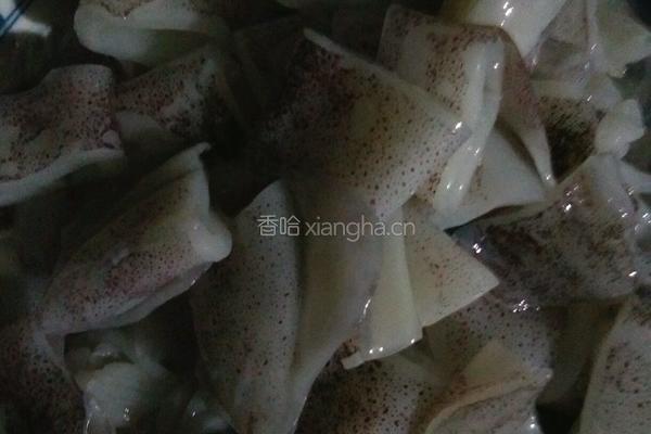 沙茶酱爆鱿鱼的做法图解1