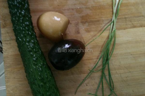 皮蛋黄瓜汤的做法图解1